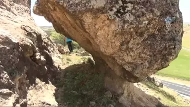 Mardin-Diyarbakır Karayolundaki Kaya Kütlesi Sürücülere Ölüm Korkusu Yaşatıyor