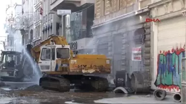 Istiklal Caddesi'nde Su Borusu Patladı