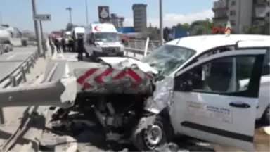 Kocaeli Ticari Araç Yol Ayrımındaki Bariyerlere Çarptı: 5 Yaralı