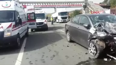 Sakarya Otomobil Kırmızı Işıkta Duran Otomobile Çarptı 7 Yaralı