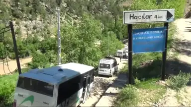 Toprak Yola Karanfil Atıp Asfalt Yol İstediler