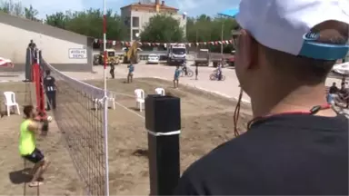 Denizi Olmayan Beldede Plaj Voleybolu