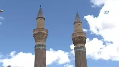 Gökmedrese'deki 750 Yıllık Çinilerin Asitle Temizlenip Boyandığı İddiası