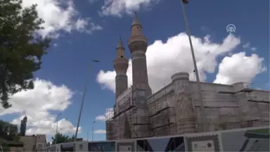 Gökmedrese'nin Çinilerinin Asitle Kazındığı Iddiası