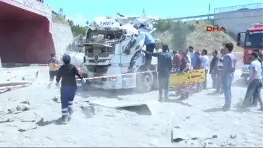 Hakkari Beton Mikseriyle Köprüden Uçtu