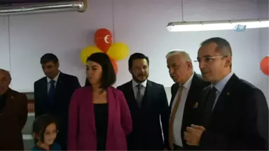 Eşine Doğum Günü Hediyesi Olarak Kütüphane Hediye Etti