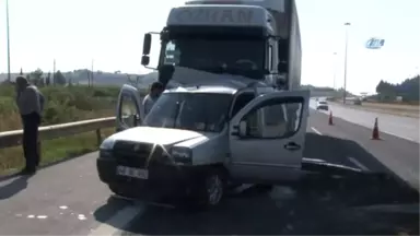 Adana'da Tır, Otobanda Bir Araca Arkadan Çarptı: 2 Yaralı