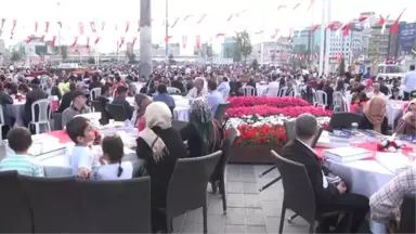 Yunan Turizmciler, Taksim'de Iftar Sofrasında