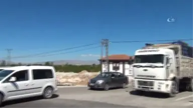 Kavşak İsteyen Vatandaşlar Yolu Trafiğe Kapattı