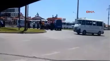 Antalya Yolcu Yüzünden Tartışan Minibüsçüler Yol Kapattı