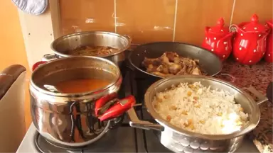 Iftar Vakti Kapısını Çaldıkları Yoksulların Yüzünü Güldürüyorlar