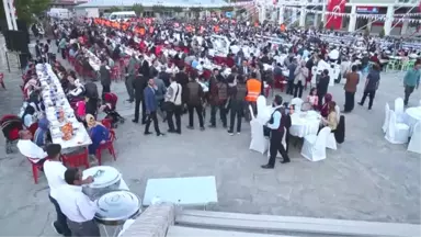 Gürpınar'da 3 Bin Kişi Kardeşlik Iftarında Buluştu