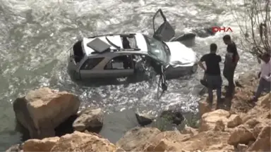 Hakkari Yüksekova'da Otomobil Zap Deresi'ne Uçtu: 1 Ölü, 5 Yaralı, 3 Kayıp