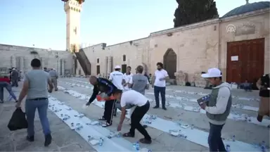 Sadakataşı Derneği Mescid-i Aksa'da Iftar Verdi