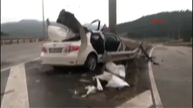 Sakarya Otomobil Bariyerlere Ok Gibi Saplandı: 1 Ölü 4 Yaralı