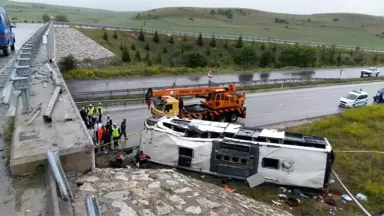 Yolcu Otobüsü Üst Geçitten Uçtu: 48 Yaralı