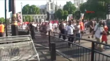 Londra'da Hükümet Protesto Edildi