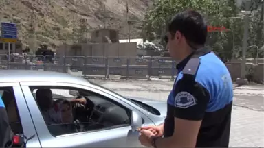 Hakkari'de Polis Müdürü, Vatandaşlarla Kürtçe Bayramlaştı