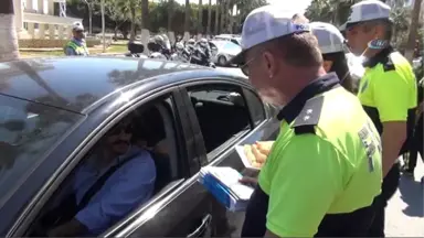 Trafik Polisleri Bu Sefer Şeker ve Lokum Dağıttı