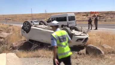 Şanlıurfa Sollarken Tır'a Çarpan Otomobil Devrildi: 4 Yaralı