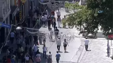 Vatandaşlar Gölgeyi Tercih Edince, İstiklal Caddesi'nin Bir Tarafı Boş Kaldı