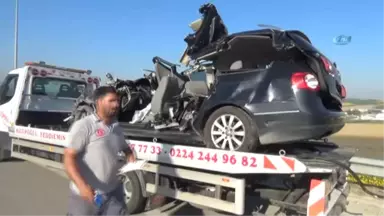 Otobanda Tır'a Çarpan Lüks Otomobilde Feci Son: 2 Ölü 4 Yaralı