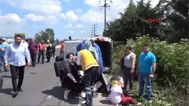 Düzce'de Minibüs ve Otomobil Çarpıştı: 4 Yaralı