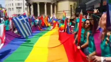 Pride In London' Yürüyüşü Büyük Ilgi Gördü