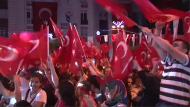 Esenler'de Vatandaşlar 15 Temmuz Şehitleri Için Dua Etti