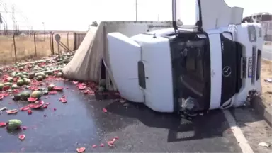 Karpuz Yüklü Tır Devrildi, Tonlarca Karpuz Yola Savruldu