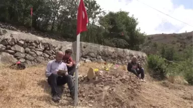 Şehit Öğretmenin Ailesi Acısını Dindirmeye Çalışıyor