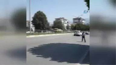 Yolun Ortasındaki Türk Bayrağı'nı Görünce Trafiği Dinlemedi