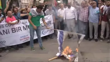 İsrail'i Protesto Edip Bayrak Yaktılar