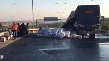 Gaziantep'te Tır'daki Sıvı Yağ Yola Döküldü