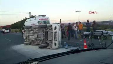 Izmir'deki Minibüs Otomobille Çarpıştı: 5'i Çocuk 11 Yaralı