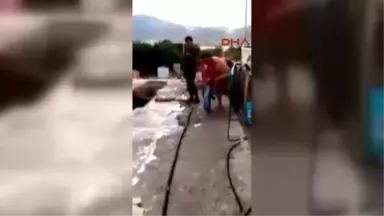 Denizli Sıcaktan Bunalınca Kendini de Yıkattı