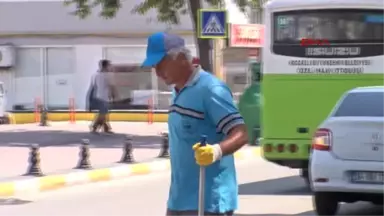 Kocaeli Köpeğe Elleriyle Su Içiren Temizlik Görevlisine Altın