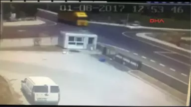 Sakarya Otomobilin Tır'a Çarpması Kameralara Yansıdı