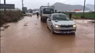 Antalya Elmalı'da Şiddetli Yağış Sele Neden Oldu