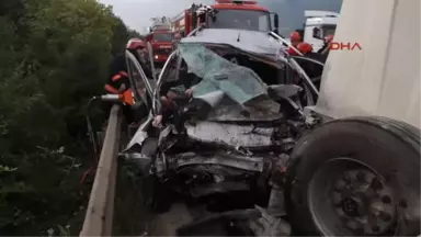 Kocaeli Hafif Ticari Araç Emniyet Şeridinde Duran Tankere Çarptı: 4 Ölü, 1 Yaralı