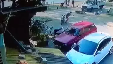 Kamyonet ile Motosikletin Çarpıştığı Kaza Kamerada