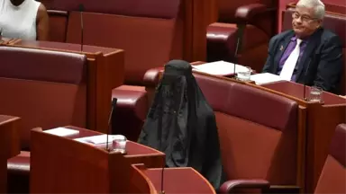 Avustralya'da Irkçı Vekilin Burka Şovu Dünya Gündemine Oturdu