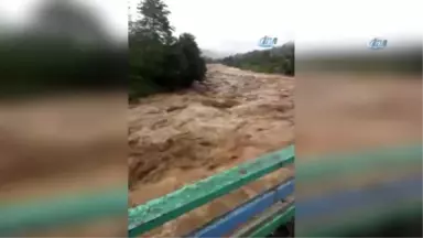 Rize'de Şiddetli Yağış Nedeniyle Salarha Deresi Taştı