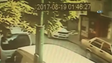 İstanbul'da Kaçan Boğa Dehşet Saçtı: 3 Yaralı... O Anlar Kamerada