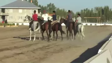 Ana Kız At Sırtında Ata Sporunu Yaşatıyor