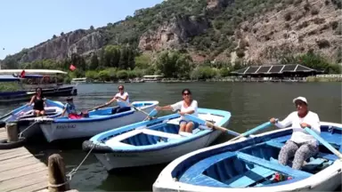 Dalyan Kanalı'nın Kürek Çeken Kadınları