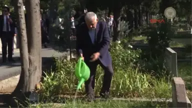 Başbakan Yıldırım'dan Kabir Ziyaretleri