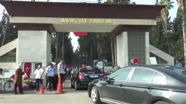 Şehitlikte Hüzünlü Bayramlaşma