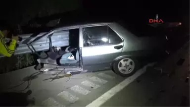 Kastamonu'da İkiye Bölünen Otomobilde 3 Kişi Yaralandı