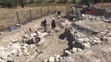 Burdur Hacılar Büyük Höyük'te 5 Bin Yıllık Küpler Bulundu